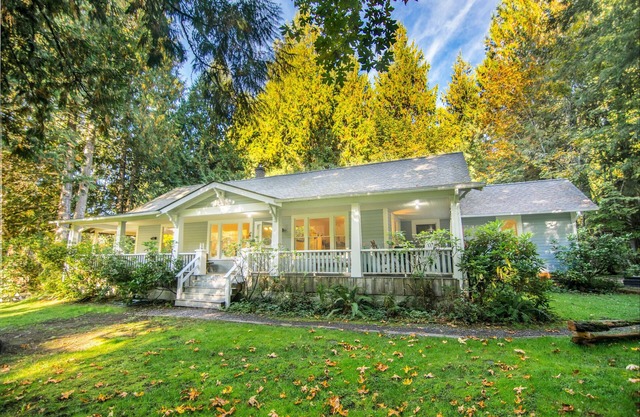 Spacious Inn: 3 Suites (each with bthrm), Living & Dining Rm, Kitchen, Hottub