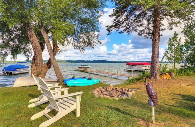 Spacious Lake Leelanau Cottage w/Fire Pit!