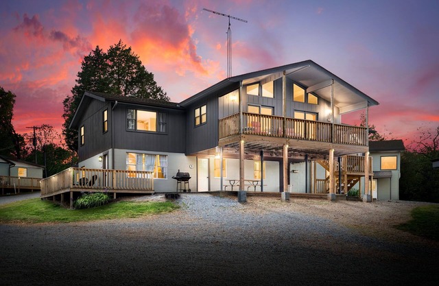 Spacious Lakefront Getaway for 9, Pet-Friendly 3BR/2BA Cottage + Free Boat Slip!