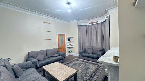 SPACIOUS LEEDS HOME SLEEPS 8 FREE OFF STREET PARKING close to headingly stadium, University of Leeds Leeds arena