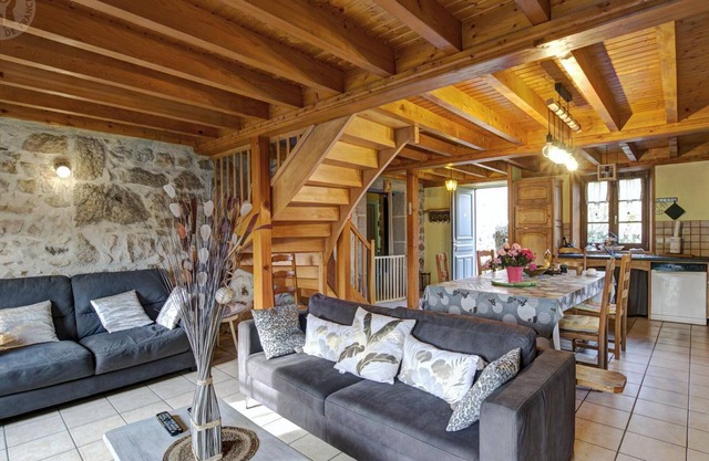 Spacious lodging for 6, nature, pets welcome