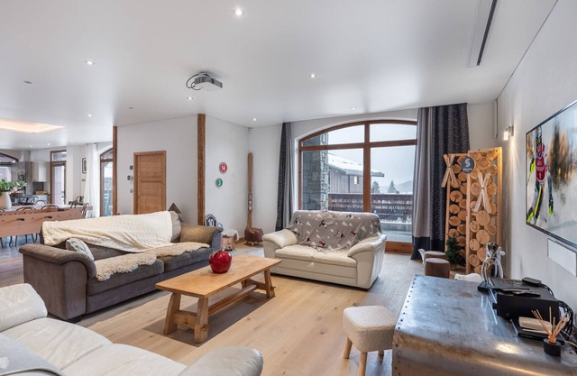 Spacious loft with spa, pool, gym, and parking