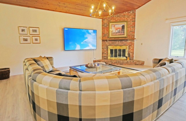 Spacious & Lovely 4-BR Home Minutes to WEC, HITS