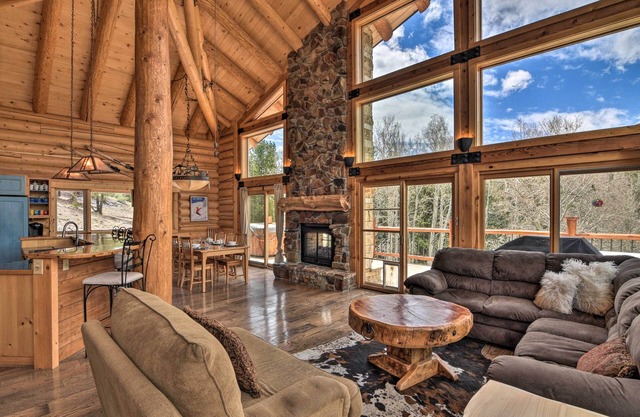 Spacious, Luxe Cabin w/Mtn Views, Sauna & More!