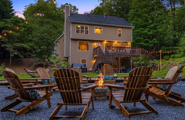 Spacious & Luxe~Hot Tub~Bocce~Fenced Backyard~Mins to Downtown!
