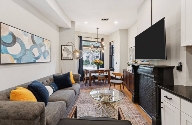 Spacious Luxury 4BR Townhome + Huge Private Patio