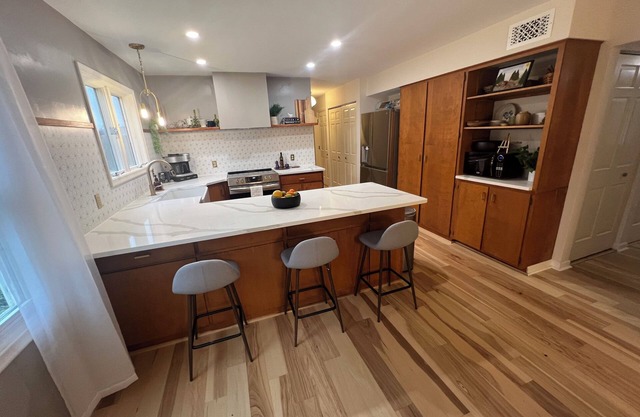 Spacious Mid-Century 5-bedroom house, Reunion & Retreat Ready