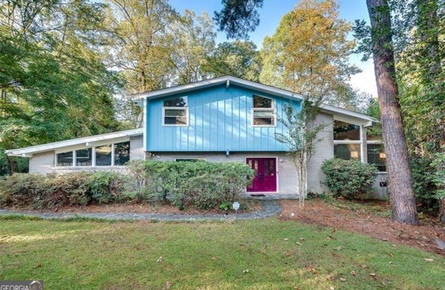 Spacious Mid-Century with tons of amenities!