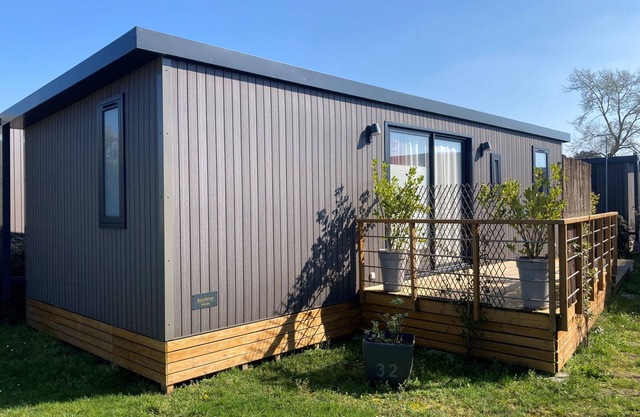 Spacious Mobile Home near Beach, Pools, and City Center - Sleeps 6, 3 Bedrooms, 2 Baths