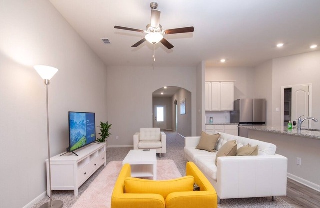 Spacious, modern, 2 KING beds FREE wifi & parking