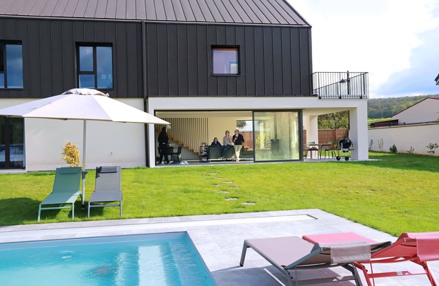 Spacious Modern House with Private Pool & Garden – Perfect for 12 Guests