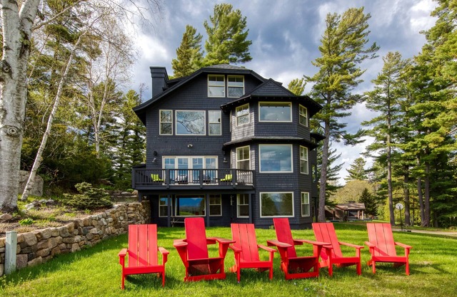 Spacious Modern Luxury, Mtn Views, Short Walk to Lake & Downtown - Dog Friendly!