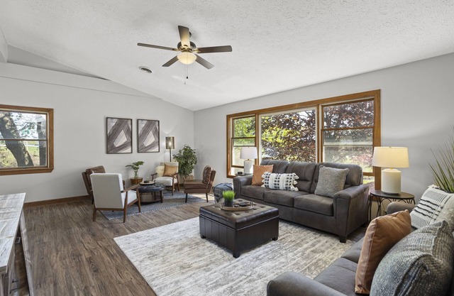 Spacious Modern Farmhouse - Pickleball Court & near Beach!