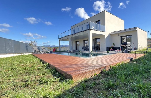 Spacious modern villa with swimming pool