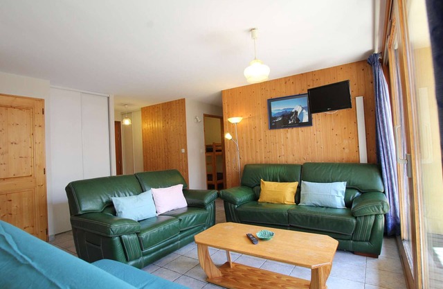 Spacious Mountain Apartment in Montgenèvre – Sleeps 6, Pet-Friendly, Private Garage & Balcony
