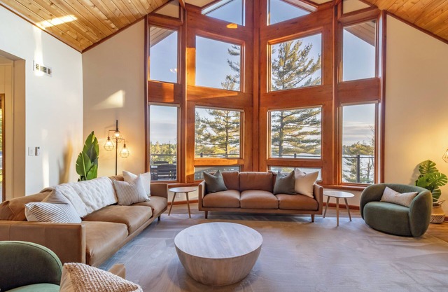 Spacious Oceanfront Chalet: Hot tub, Sunset Views, Game room