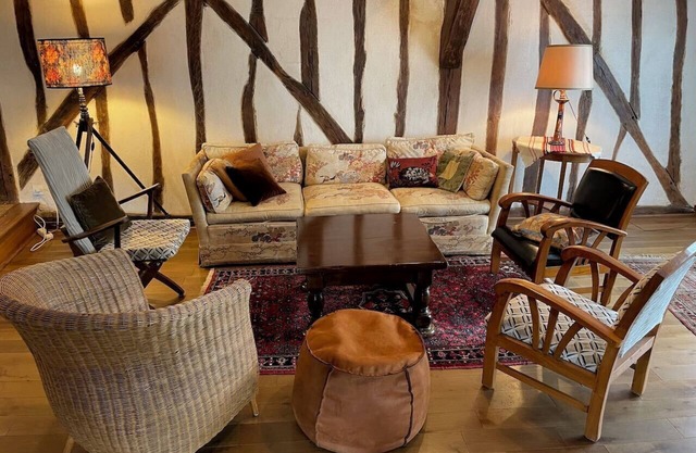 Spacious old house for 10, courtyard and enclosed garden. Auxerre town center