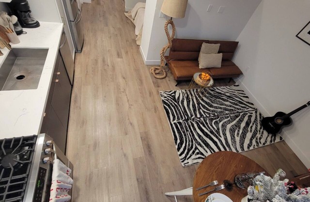 Spacious peacefull studio w/free parking, hot tub, gym. Near Balboa Park.