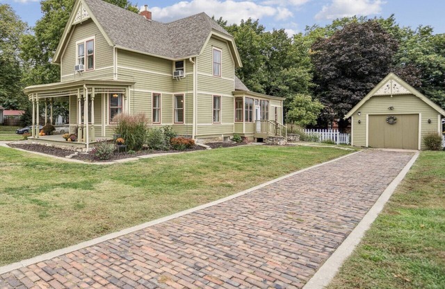 Spacious Pella Historic Home w/ideal location