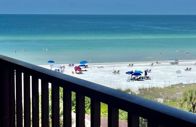 Spacious Penthouse 3bd/3bath, nOn the Beach, Great Views!