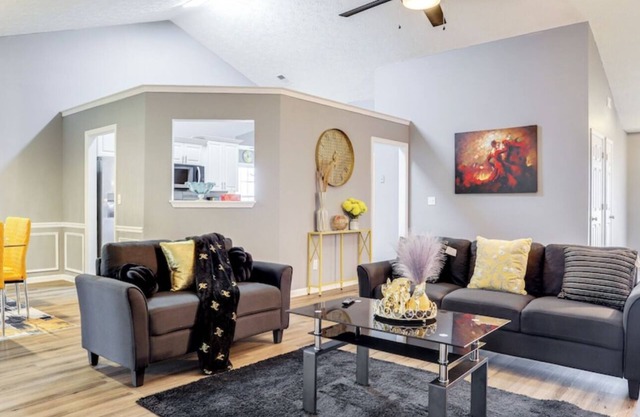 Spacious & Pet-Friendly Family Home Near Shopping and Amenities !