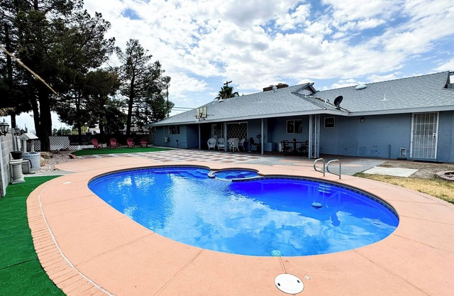 Spacious Pool 5-bedroom house 10 min to the Strip!