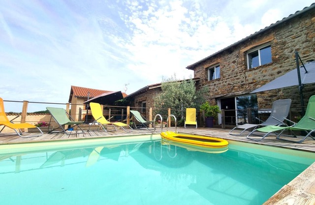 Spacious property with non-heated pool near Roanne