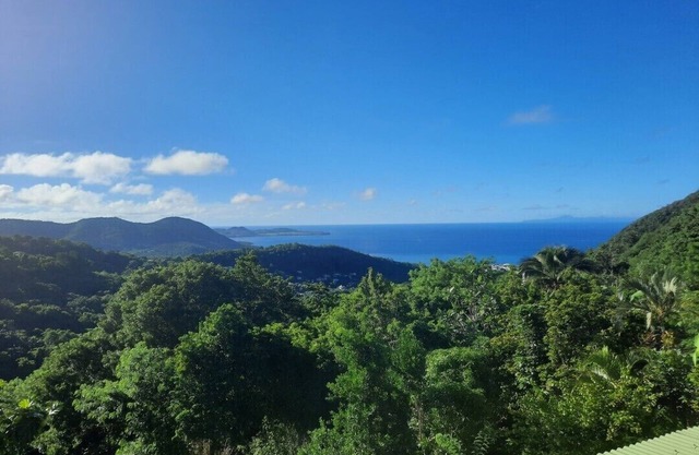 Spacious, quiet apartment with large terrace and beautiful sea & nature views