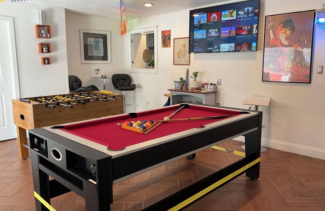 Spacious ranch 7 minutes to the beach/airport, 3in1 game table , Pet friendly