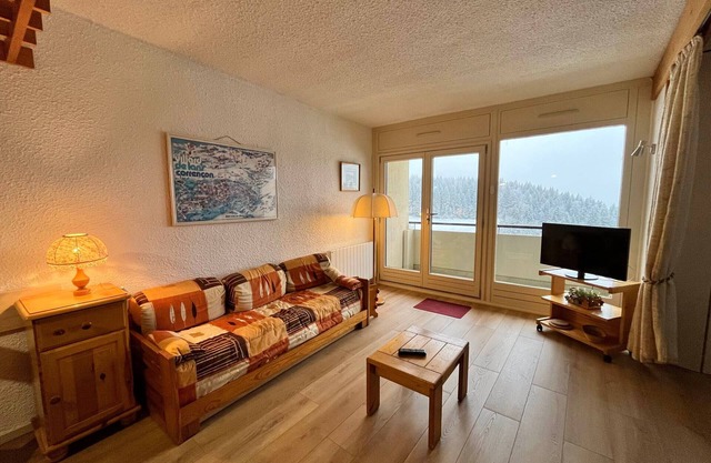 Spacious Renovated Studio, Ski-In/Ski-Out with Balcony, Baby Gear, and Garage