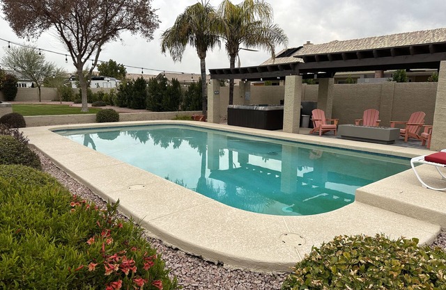 Spacious Resort Style Home on 1/2 acre, less than 2 miles from Spring Training.