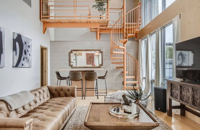Spacious Retreat for Groups W/Workspace Min to DT & SXSW Top Spots!