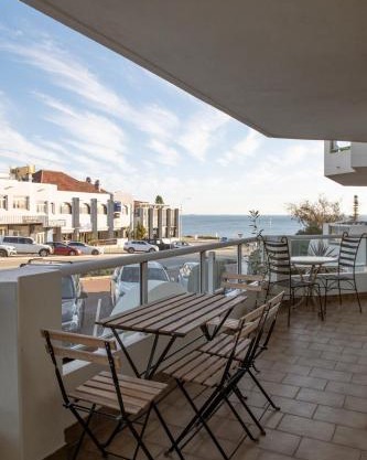 Spacious, seaside pied-à-terre with stunning views, opposite Cott beach & cafes