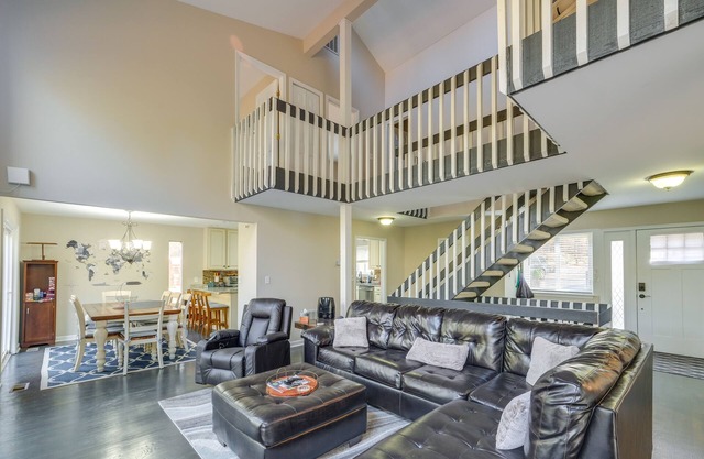 Spacious & Serene Lake Ridge Retreat w/Game Room!