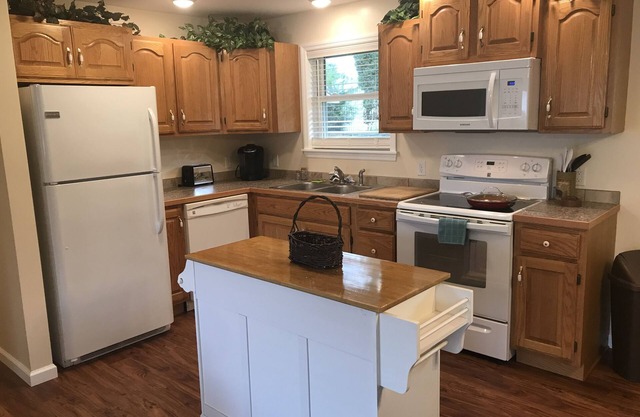 Spacious Single-family King w/Big Shaded Yard