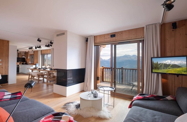 Spacious ski-in/ski-out duplex with stunning views