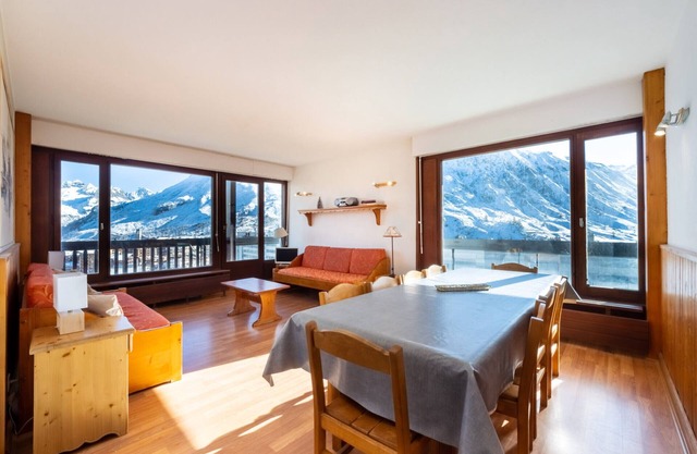 Spacious Ski-in/Ski-out Apartment with Balcony, Sleeps 9