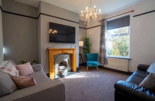 Spacious, sleeps 8, dog friendly, safe gardenn