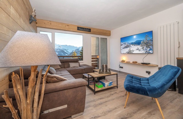 Spacious south-facing 3-room apartment for 6 people with garage