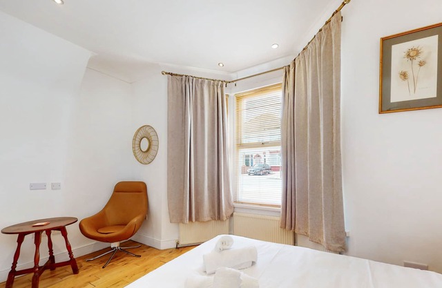 Spacious Studio 5 min Walk to Metro Station