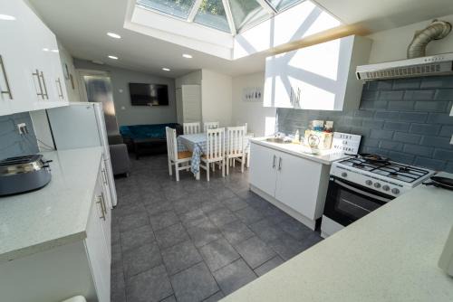 Spacious studios in Guest House next to UOB and 10min to the City!