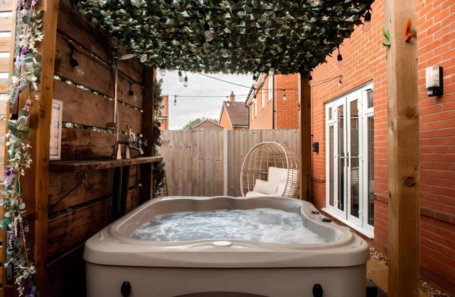 Spacious & Stylish House ~ Prime Location ~ HotTub