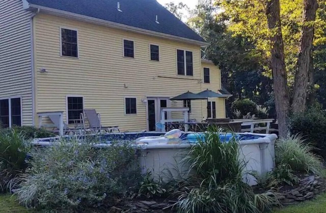 Spacious Summer rental! Secluded on 3 acres near the ocean and the Bay!