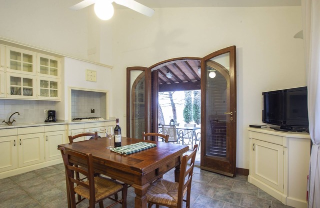 Spacious three-room apartment agriturismo Tenuta Moriano with pool, garden view