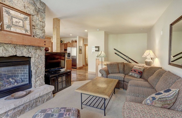 Spacious Townhome/Pool and Hot Tub Access/Private Patio