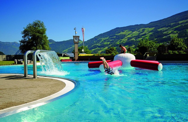 Spacious vacation apartment for 10-12 people 500m from the Spieljochbahn