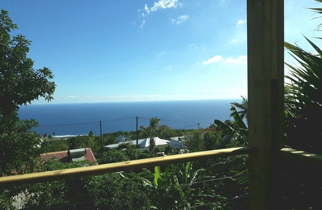 Spacious vacation home with exceptional ocean and mountain views