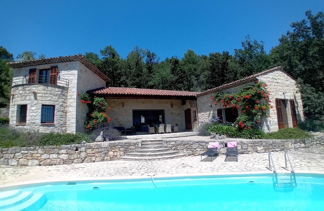 Spacious Villa for 6 - amazing pool and views