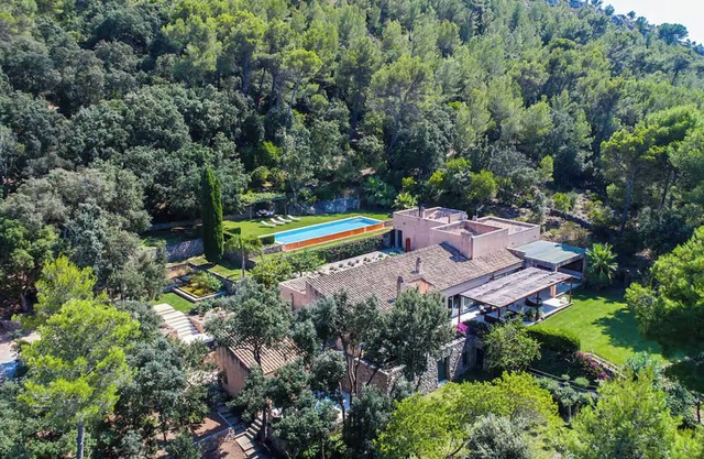 Spacious villa inside natural park