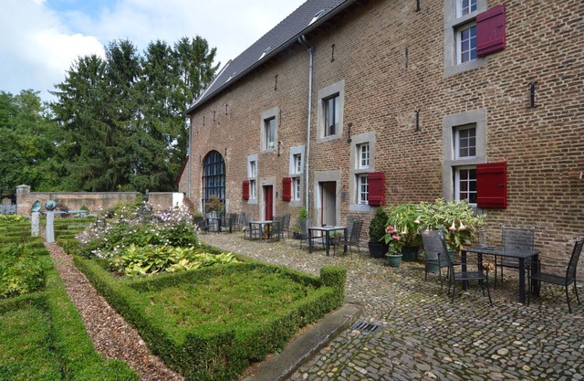 Spacious Villa near Town Center in Mesch